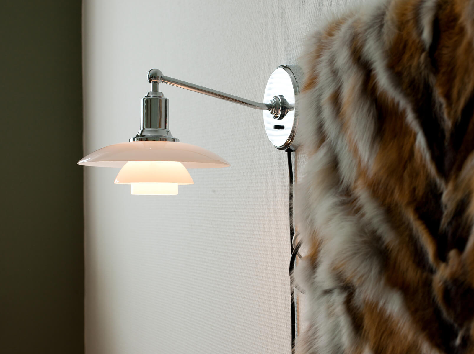 Elegante PH 2/1 Wandleuchte von Louis Poulsen mit opalem Glasschirm für angenehme Lichtverteilung.