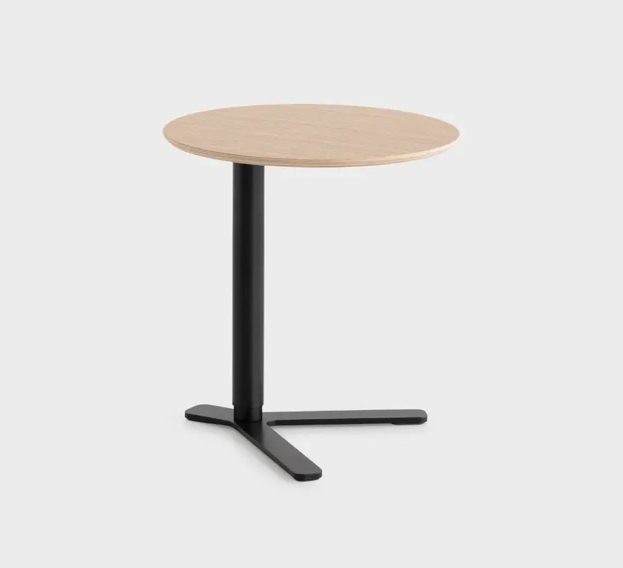 Lapalma YO T80 Beistelltisch als flexible Ablage neben Sofa, Sessel und modernen Loungemöbeln.