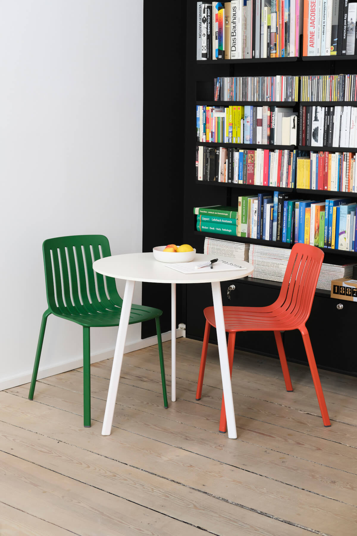 Magis Plato Stuhl – Minimalistisches Interieur Plato Stuhl von Magis im minimalistischen Interieur, hochwertig, elegant und vielseitig einsetzbar