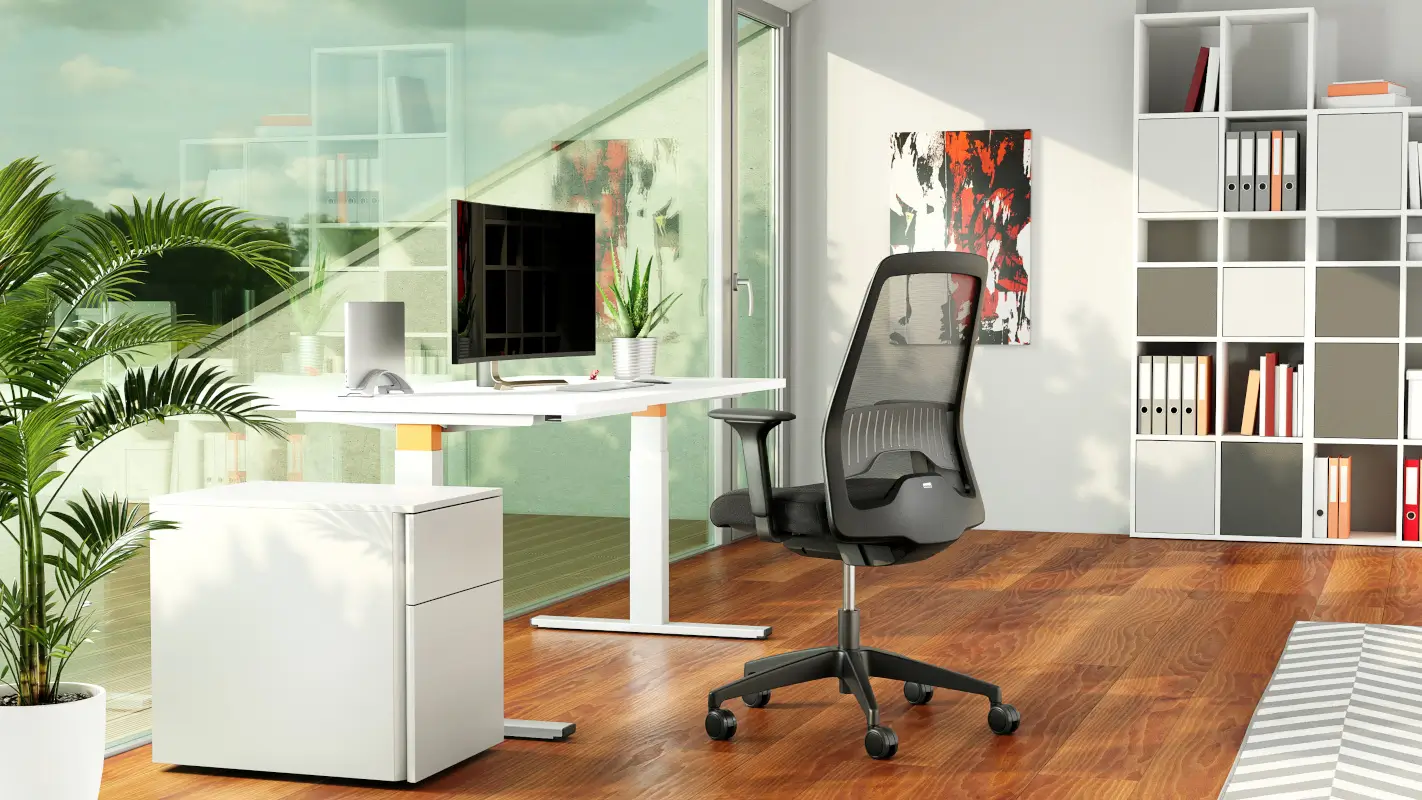 Kleines Homeoffice mit höhenverstellbarem Schreibtisch und ergonomischem Bürostuhl