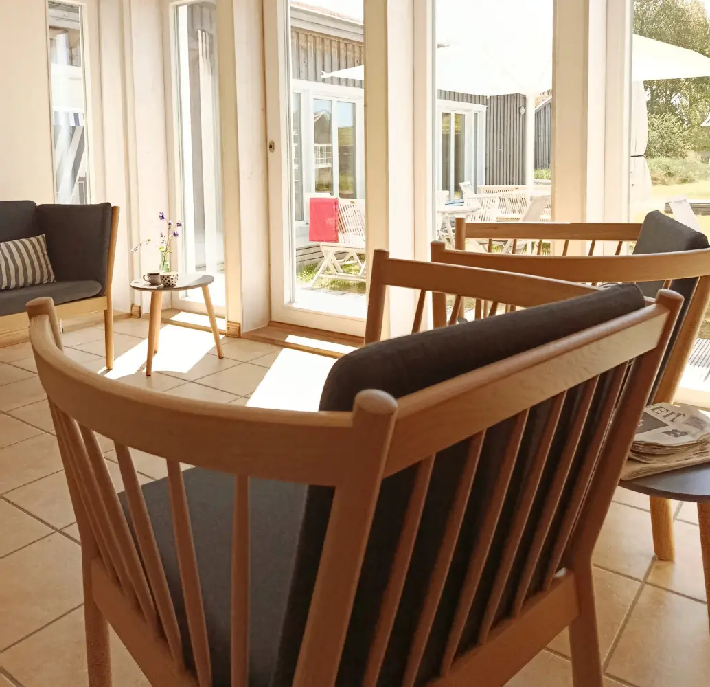 stranddorf-augustenhof-fdb-moebler-sitzgruppe-innenraum.webp?width=3000