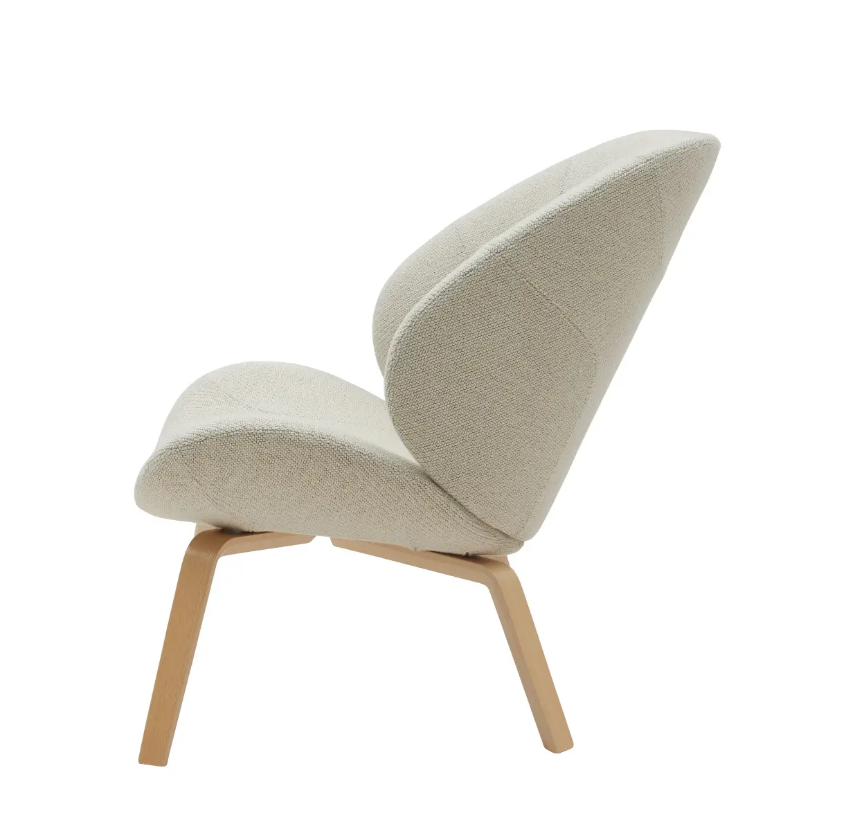 Softline Eden Sessel in Beige aus seitlicher Perspektive mit geschwungener Sitzfläche, hoher Rückenlehne und hellem Holzgestell.