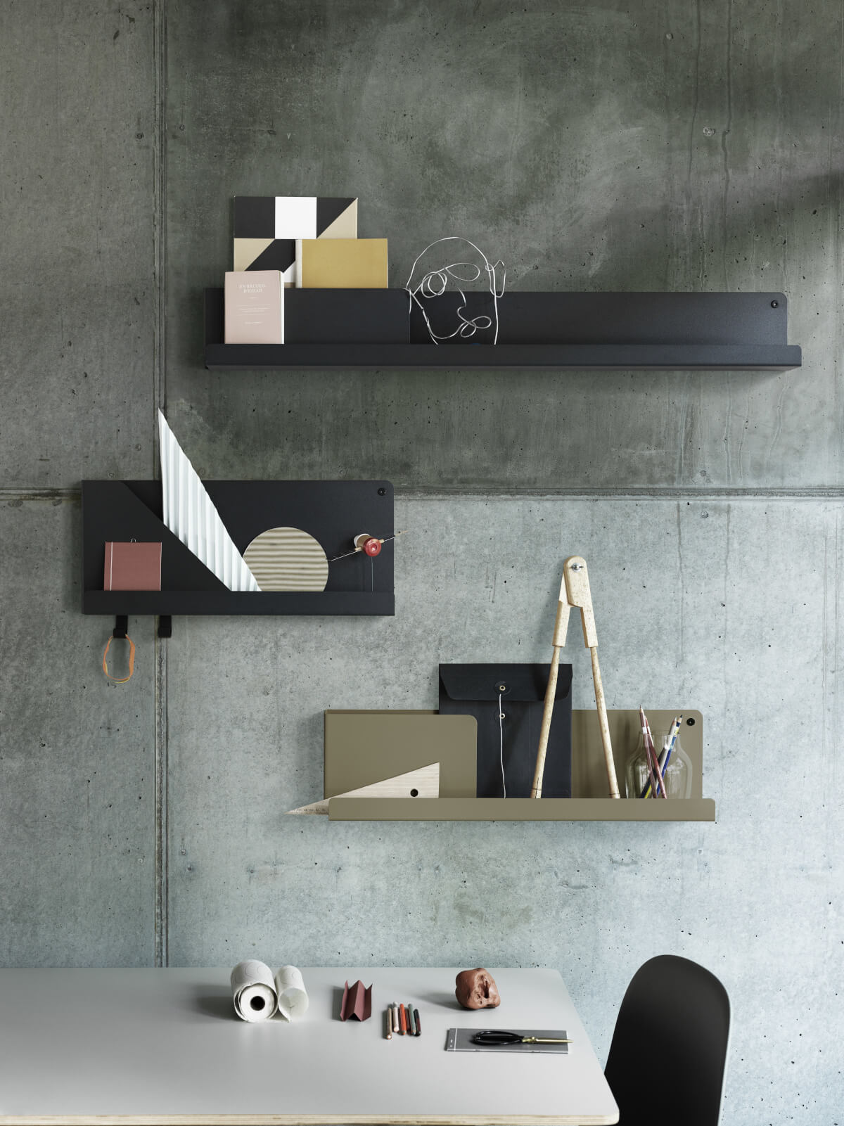Folded Wandregal, 63 x 16 cm, schwarz