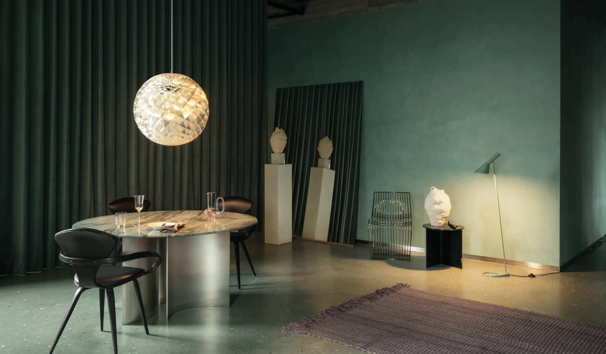 Design-Stehleuchte AJ von Louis Poulsen, schwenkbarer Kopf für flexibles Lichtambiente.