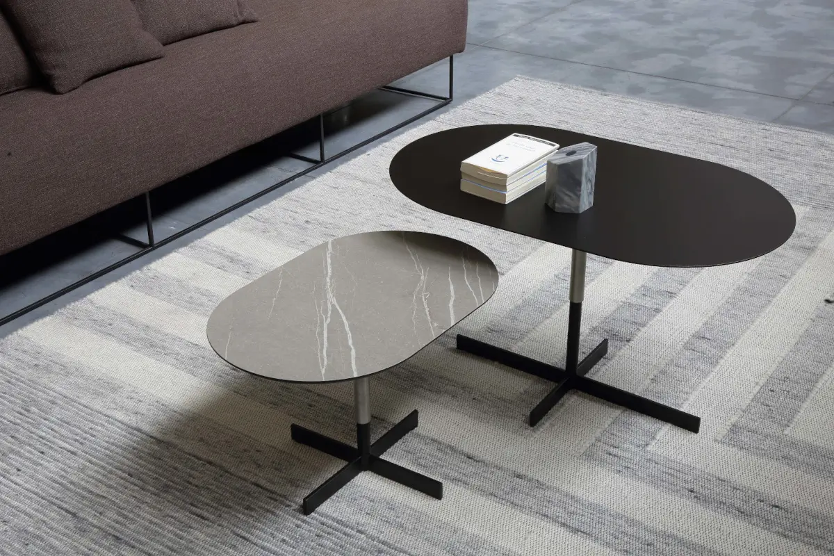 Zeus Bibo Beistelltische mit Marmor- und Stahlplatte als elegante Designmöbel im modernen Wohnambiente