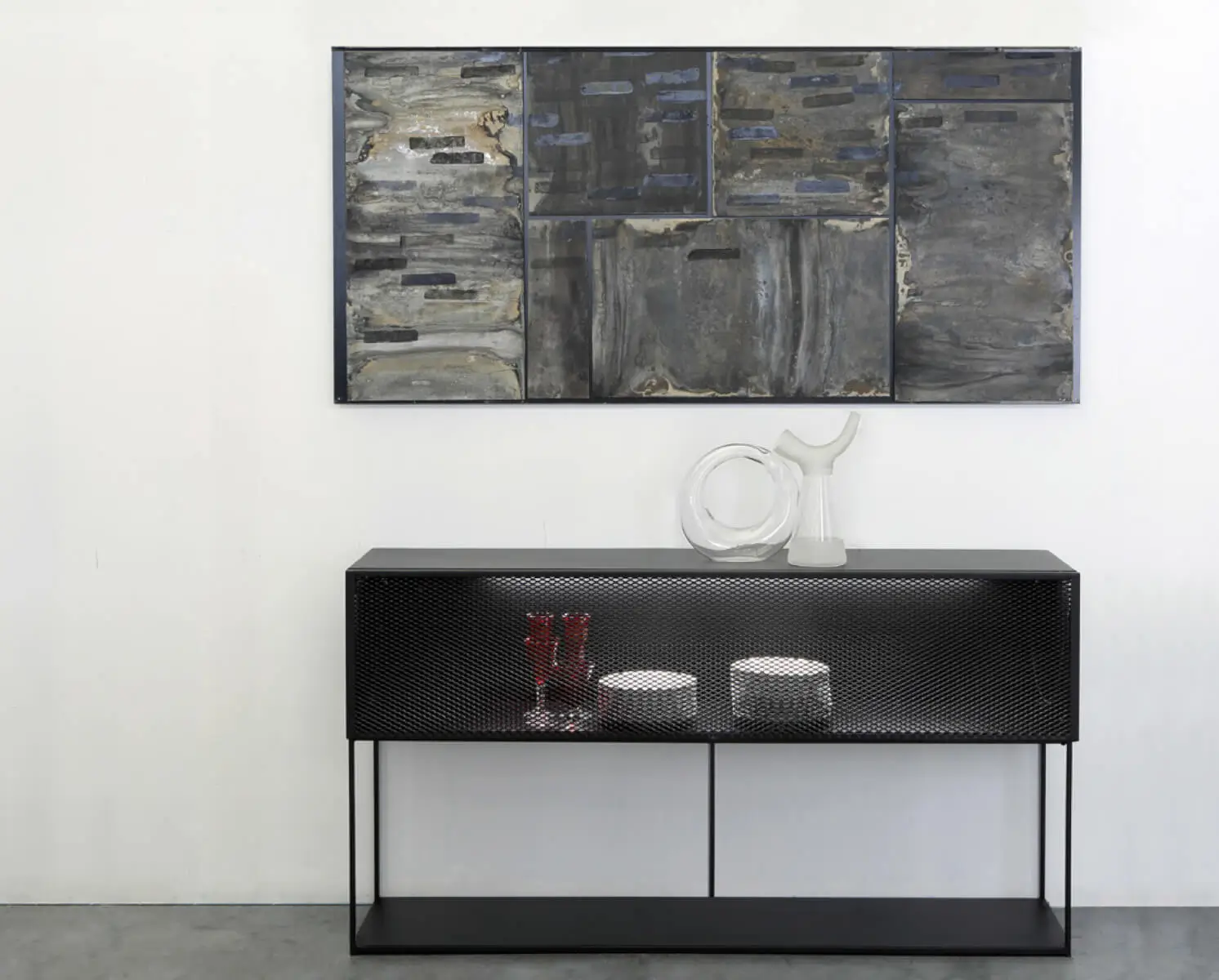 Zeus Tristano Sideboard unter einem großformatigen Wandbild als stilvolle Ergänzung eines modernen Wohnraums.