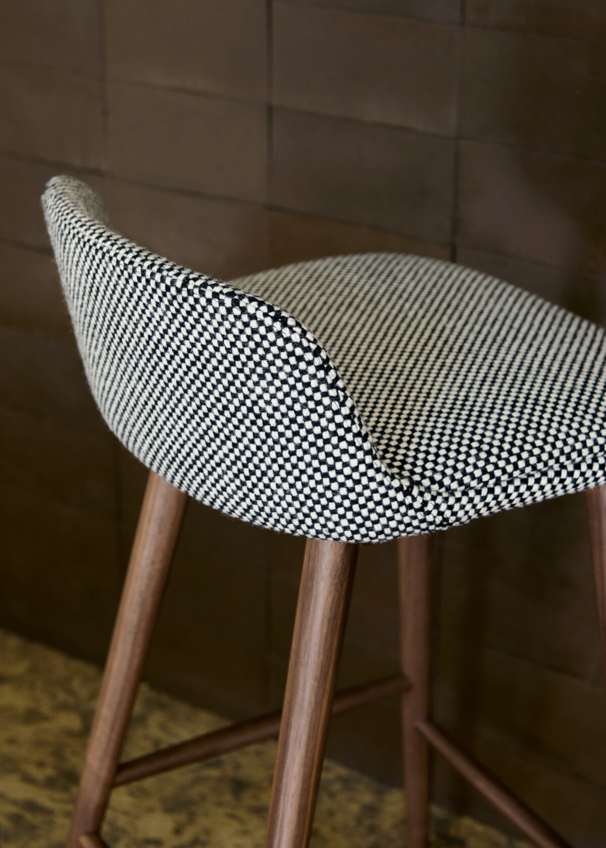 &Tradition Rely HW121 Barhocker, Holzbeine lackiert, furnierte Basis, recycelte PP-Schale, Rücken & Sitz gepolstert