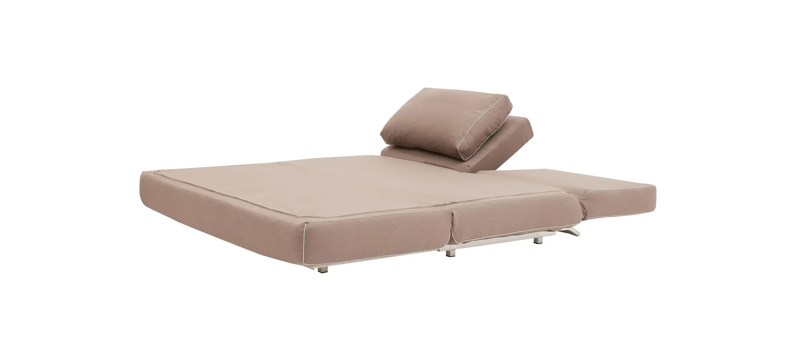 Softline City Sofa 2,5-Sitzer in Braun ausgeklappt als großzügige Liegefläche mit teilweise aufgestelltem Rückenteil und Rückenkissen.