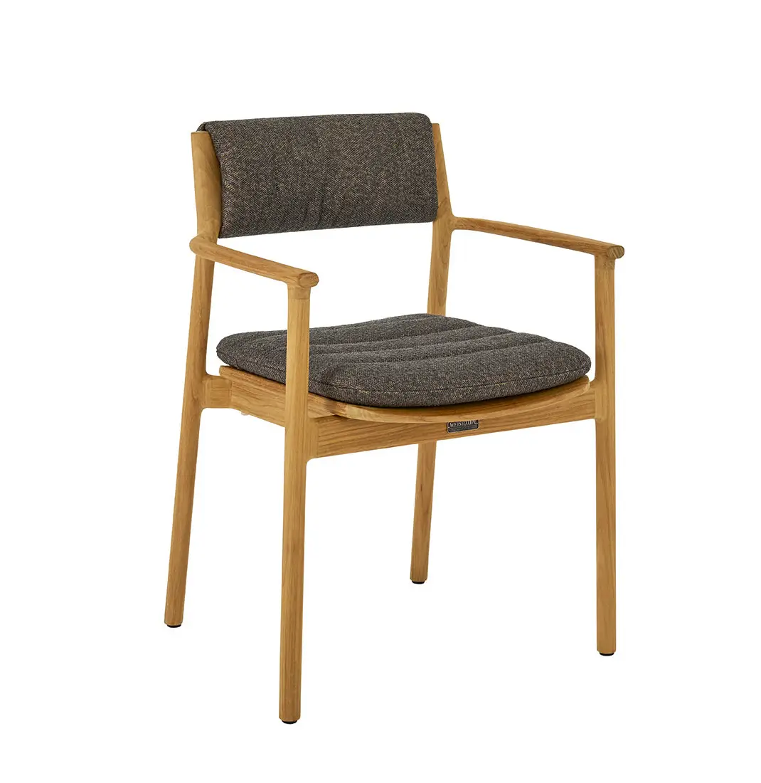 Weishäupl Teva Sessel aus massivem Teakholz mit Sitz- und Rückenpolster im Stoff Elara Storm. Komfortabler Design-Gartensessel für Terrasse und Wohnbereich.