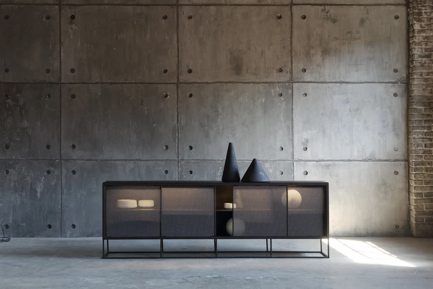 Zeus Isotta Sideboard mit integrierter Beleuchtung in einer modernen Loft-Einrichtung.