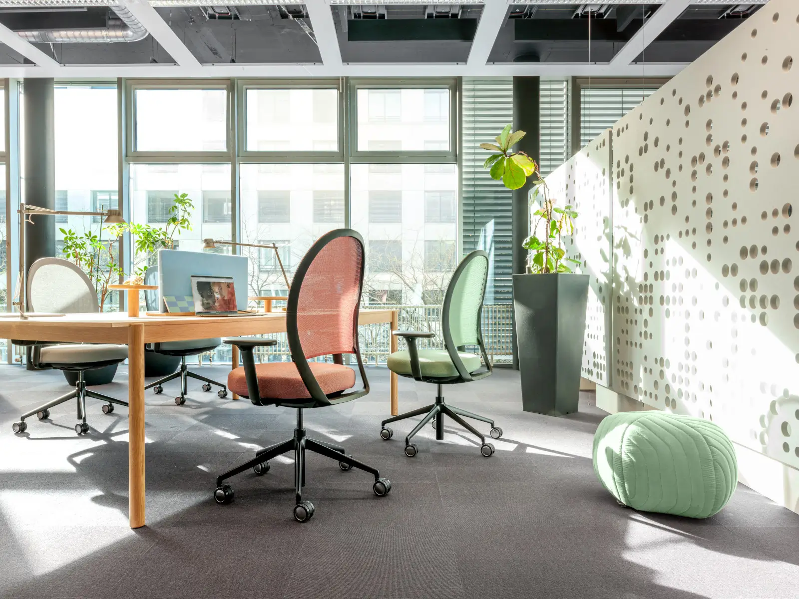 Girsberger Marva EcoKnit Bürostühle in verschiedenen Farben im modernen Open Space Büro