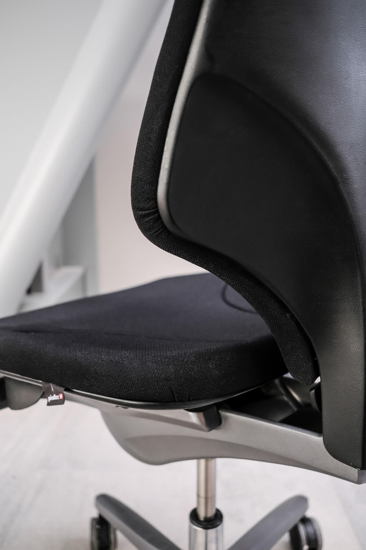 Giroflex 64-4578 ergonomischer Arbeitsstuhl mit multifunktionaler Rückenlehne und Sitzhöhe