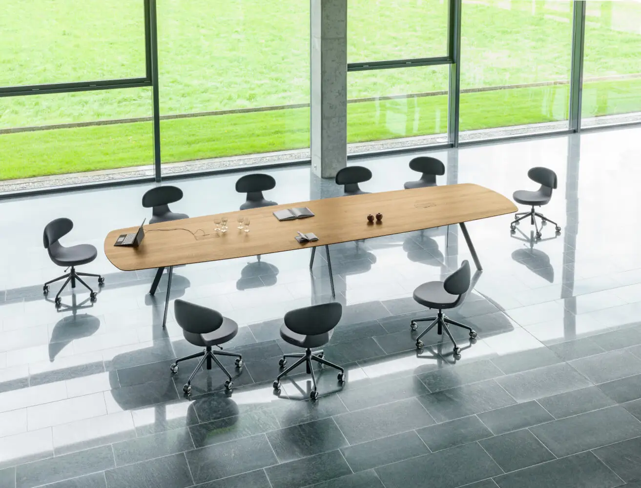 Girsberger Barra Work Tisch im offenen Meetingbereich.