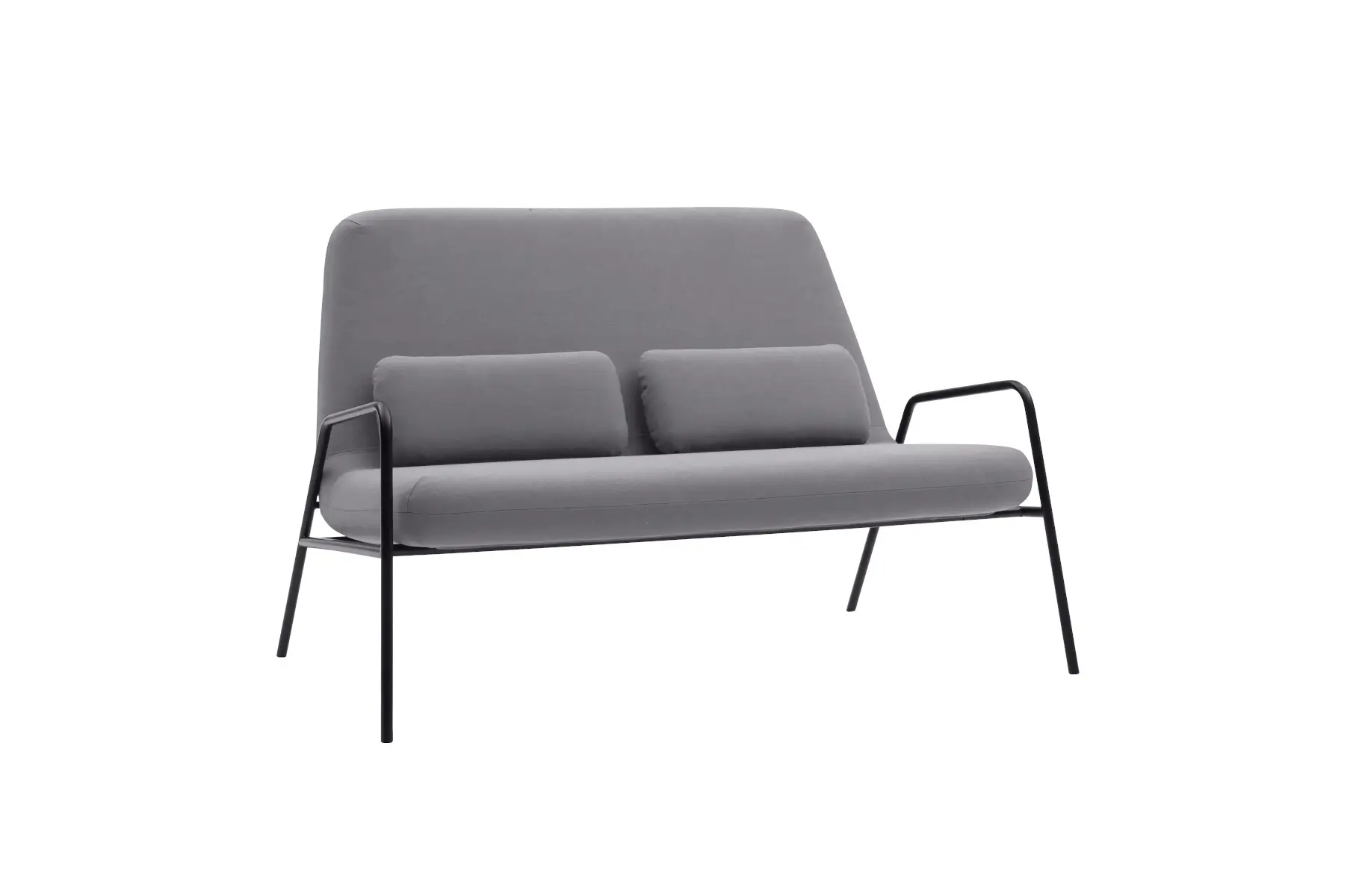 Softline Nola Sofa in Grau aus schräger Vorderansicht mit hoher gepolsterter Rückenlehne, zwei Lendenkissen und schwarzem Metallgestell mit Armlehnen.