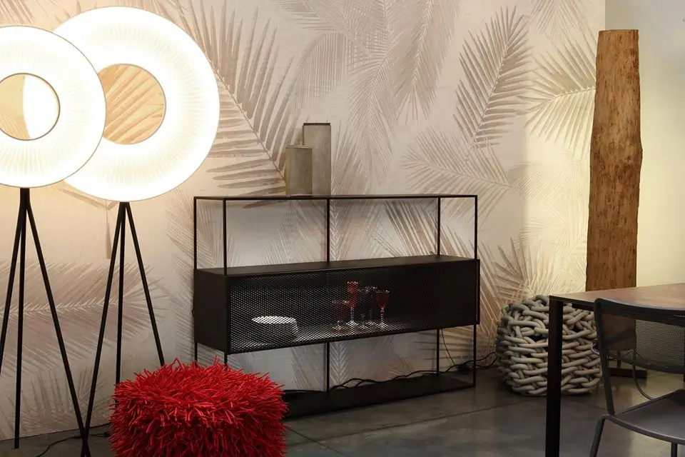 Zeus Tristano Sideboard mit Beleuchtung setzt im modernen Loungebereich stilvolle Akzente und schafft eleganten Stauraum.