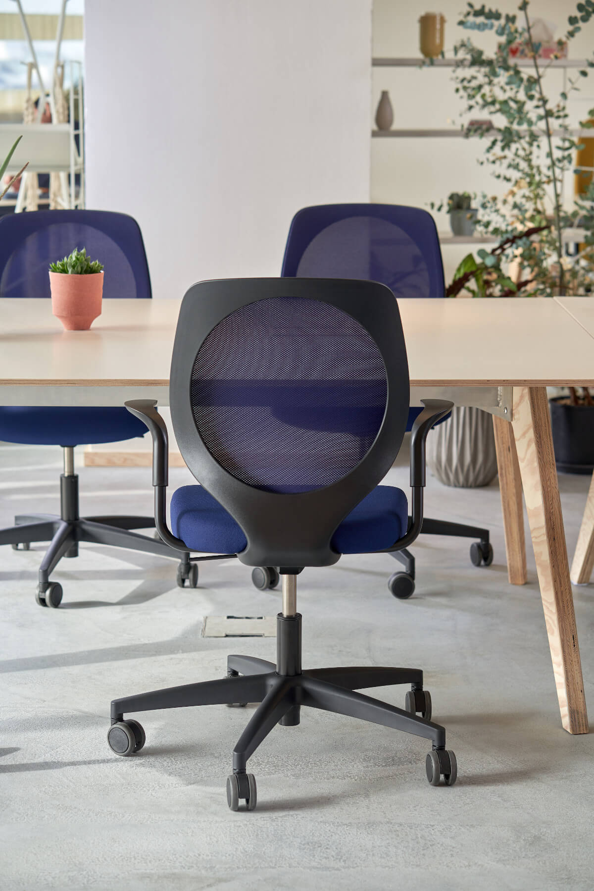 Giroflex Konferenzstuhl 353-3018 mit Netzrücken, komfortabler Meetingstuhl für Büro, Konferenz und Besprechung