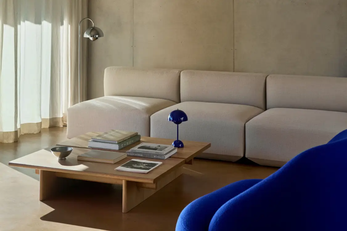 sofa-couchtisch-beleuchtung-20-qm-wohnzimmer.webp?width=3000