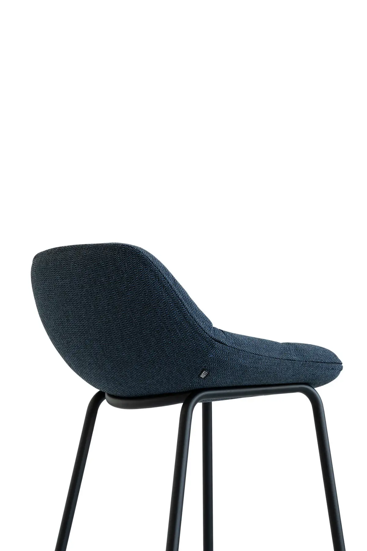 Detailansicht des Noti Mishell Soft Barhockers Höhe 79 cm in Blau mit gepolsterter Sitzschale