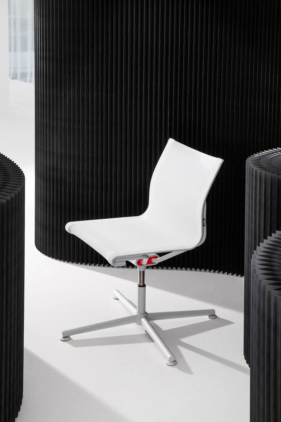 Weißer Wagner d1 Office Besucherstuhl in modernem Designambiente mit markanter Architektur und Akustikelementen.