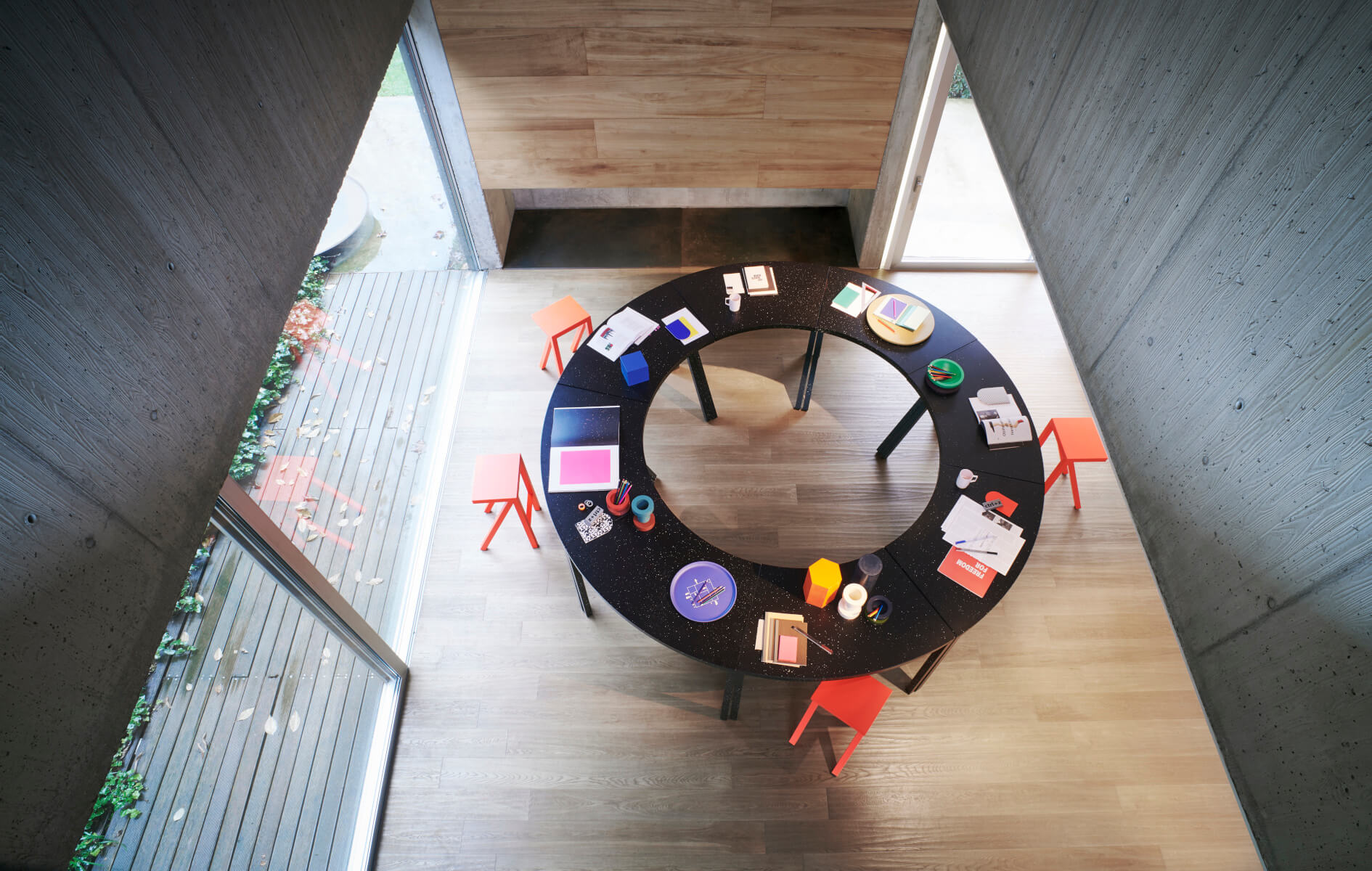 Magis Bureaurama Stehtisch gebogen im modernen Büro, ergonomisch, hochwertig, stilvoll für Team- oder Meetingbereiche