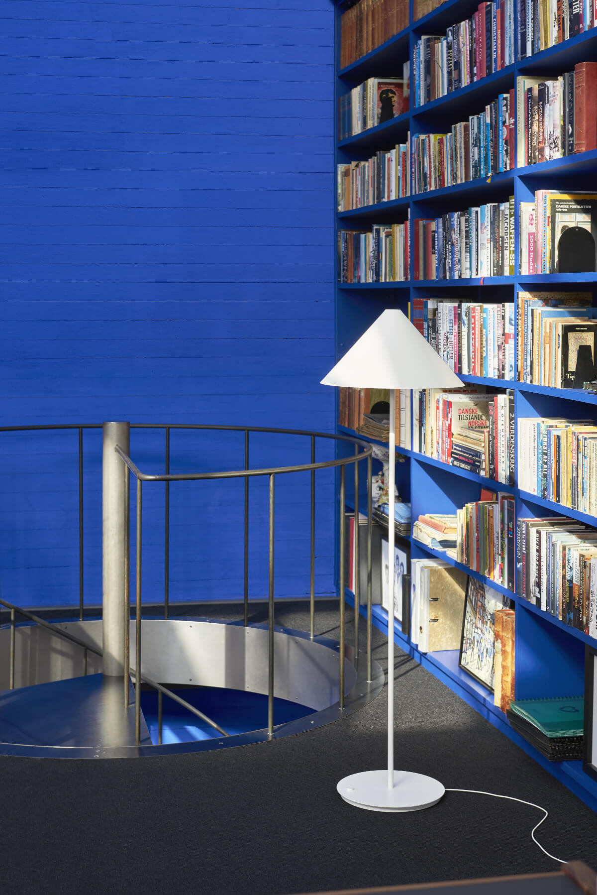 Designer-Stehleuchte Louis Poulsen Keglen mit charakteristischem Leuchtenkopf und funktionaler Lichtlenkung.