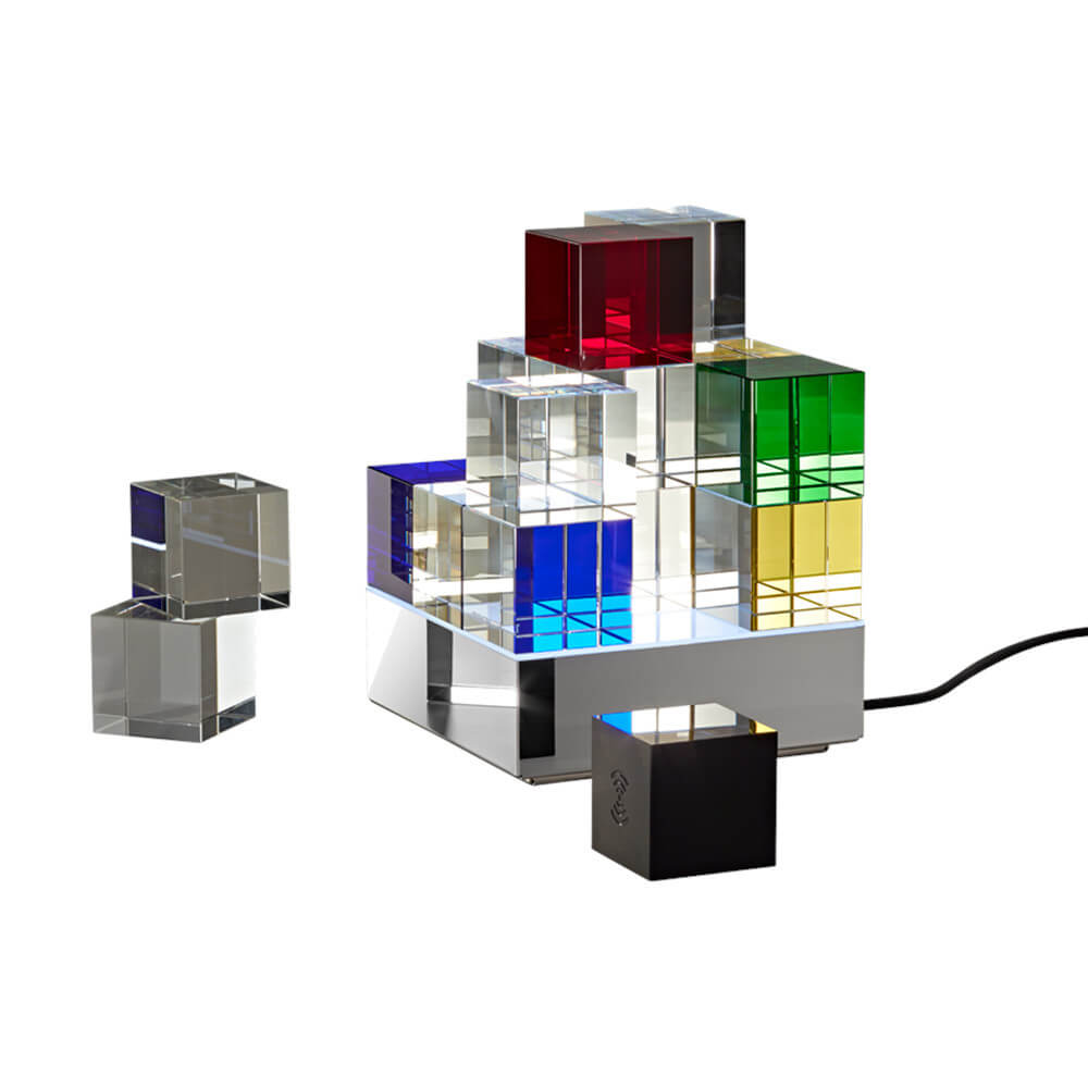 Tecnolumen Cubelight Move MSCL 3 als Tischleuchte im Raum mit gestapelten Glaswürfeln