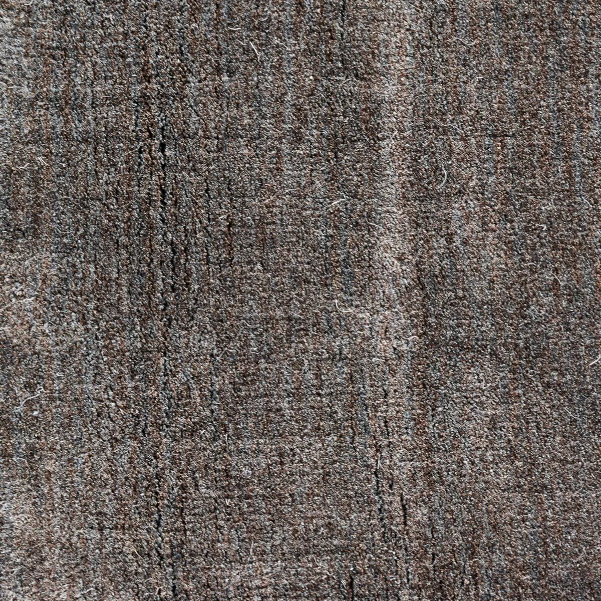 Nahaufnahme der melierten Oberfläche des Massimo Copenhagen Earth Bamboo Teppichs in Warm Grey mit feinen Fasern und graubraunen Farbnuancen.