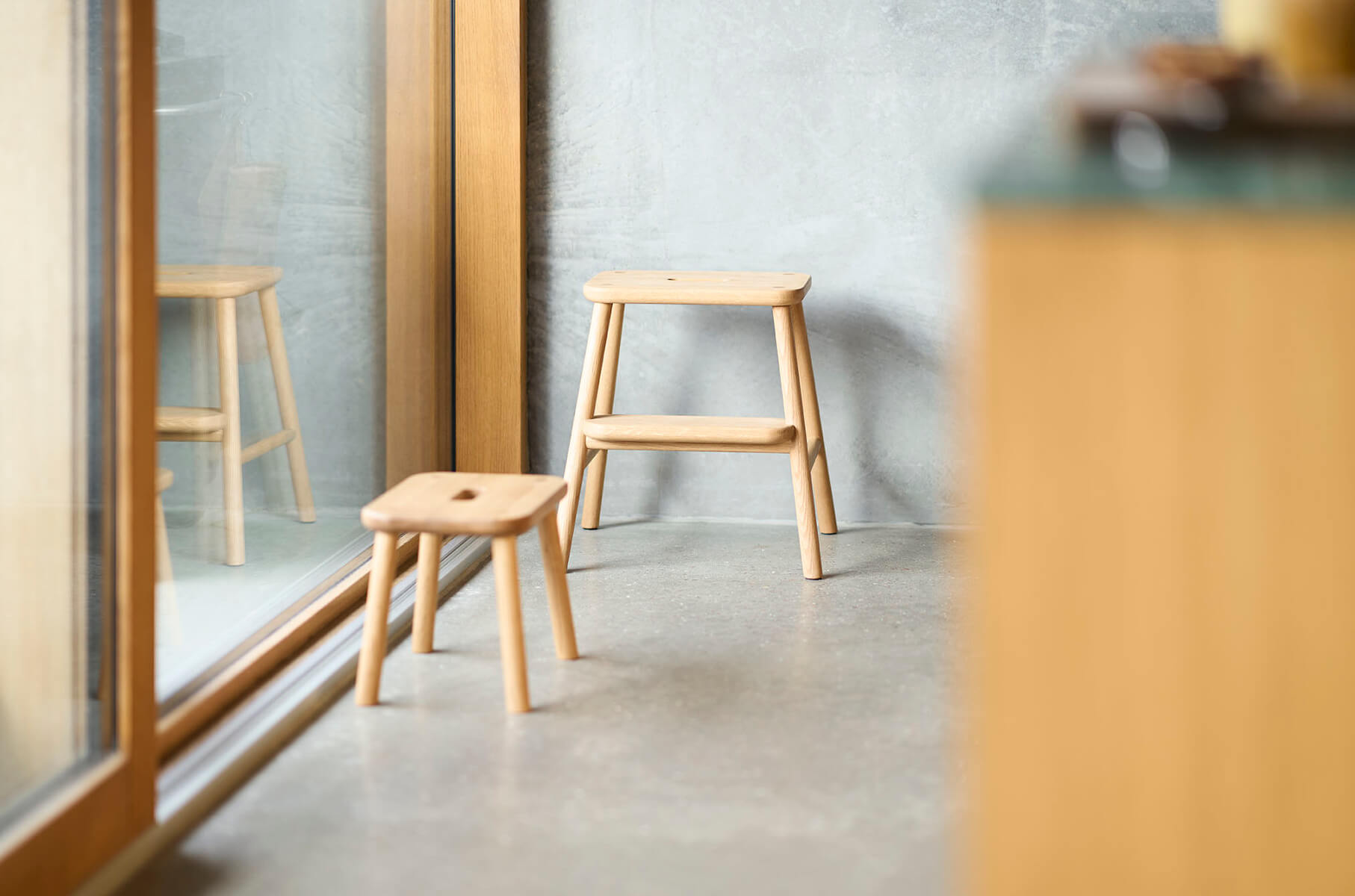 FDB Møbler J180 Sønderup Tritthocker aus Holz, robust und funktional – stilvoll im Wohn-, Küchen- oder Arbeitsbereich