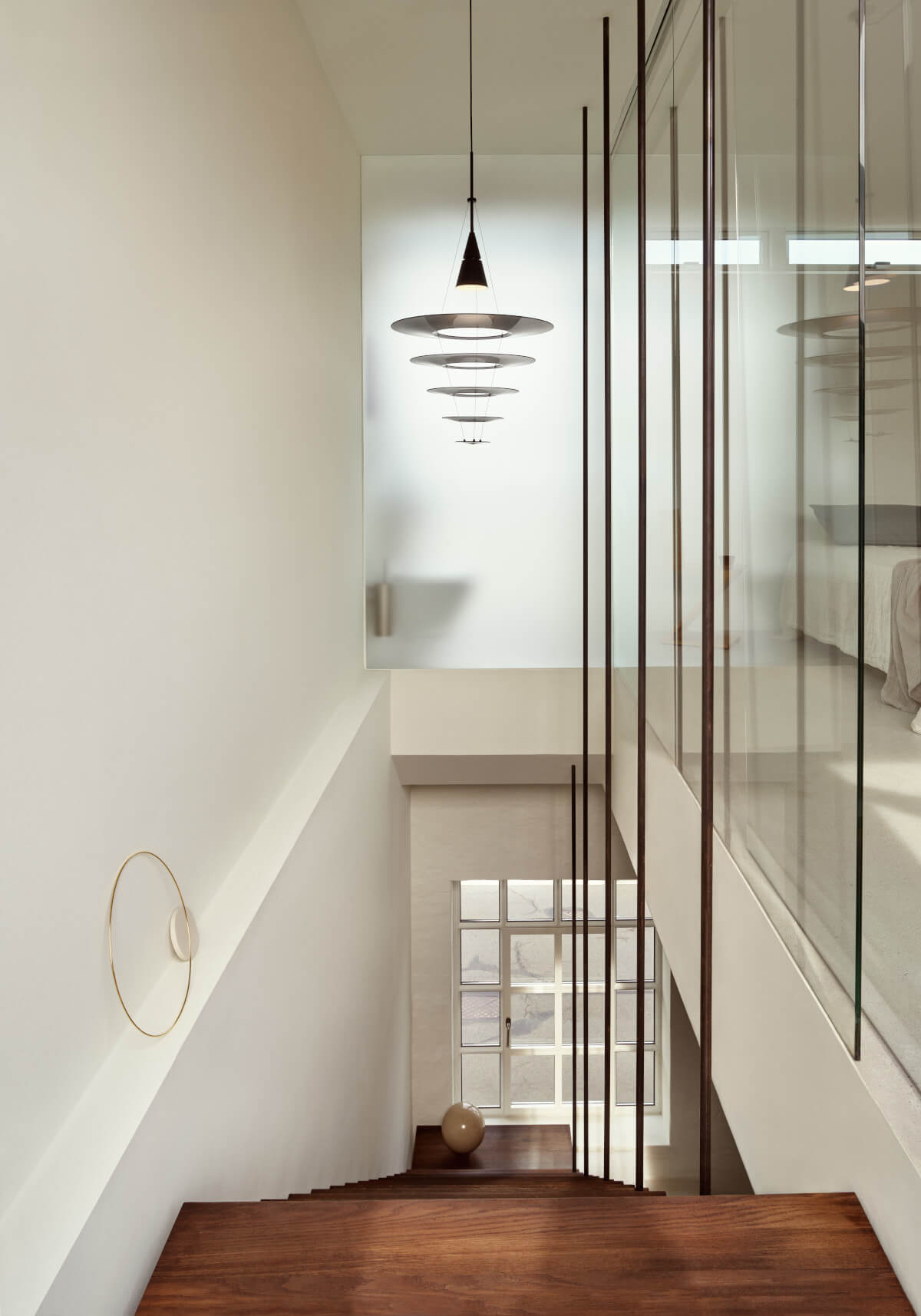 Louis Poulsen Enigma Pendelleuchte, skulpturales Designobjekt mit schichtweise aufgebautem Lichtreflektor.