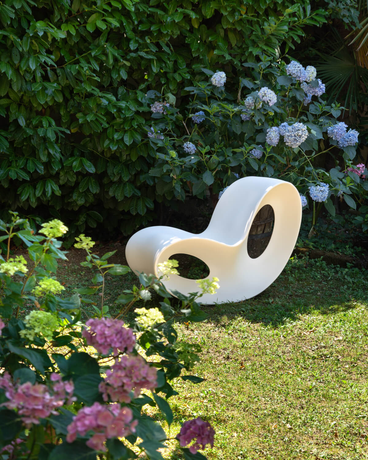 Magis Voido Schaukelstuhl – Indoor & Outdoor Ambiente Magis Voido Schaukelstuhl im modernen Wohnbereich oder Garten, elegant, leicht und hochwertig – italienisches Design