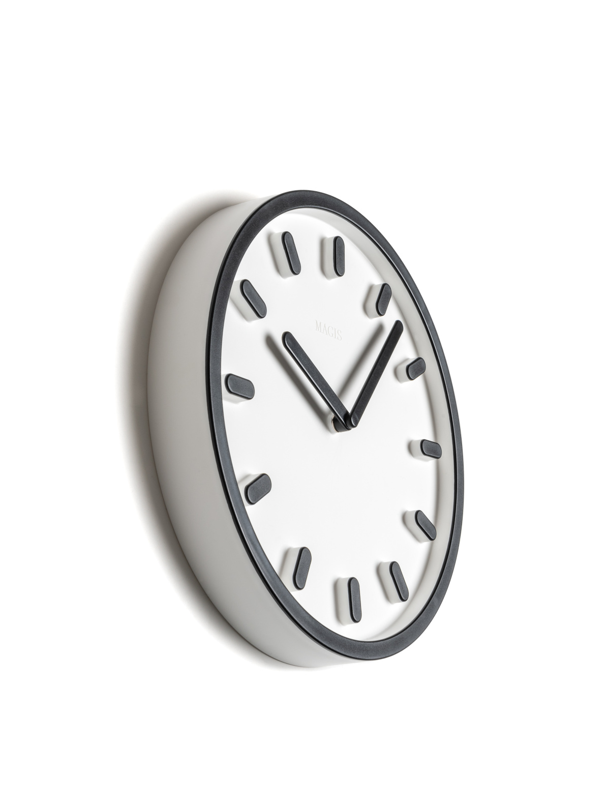Tempo Wanduhr von Magis, elegante Design-Wanduhr in Weiß-Schwarz mit minimalistischer Optik und präziser Zeitanzeige
