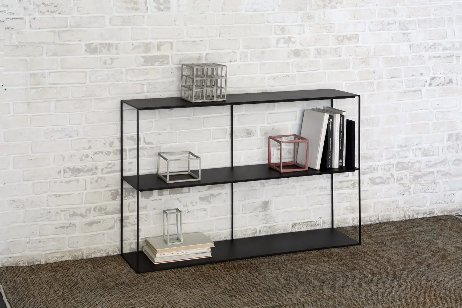 Zeus Slim Irony Sideboard mit filigranem Stahlgestell und offenen Regalfächern