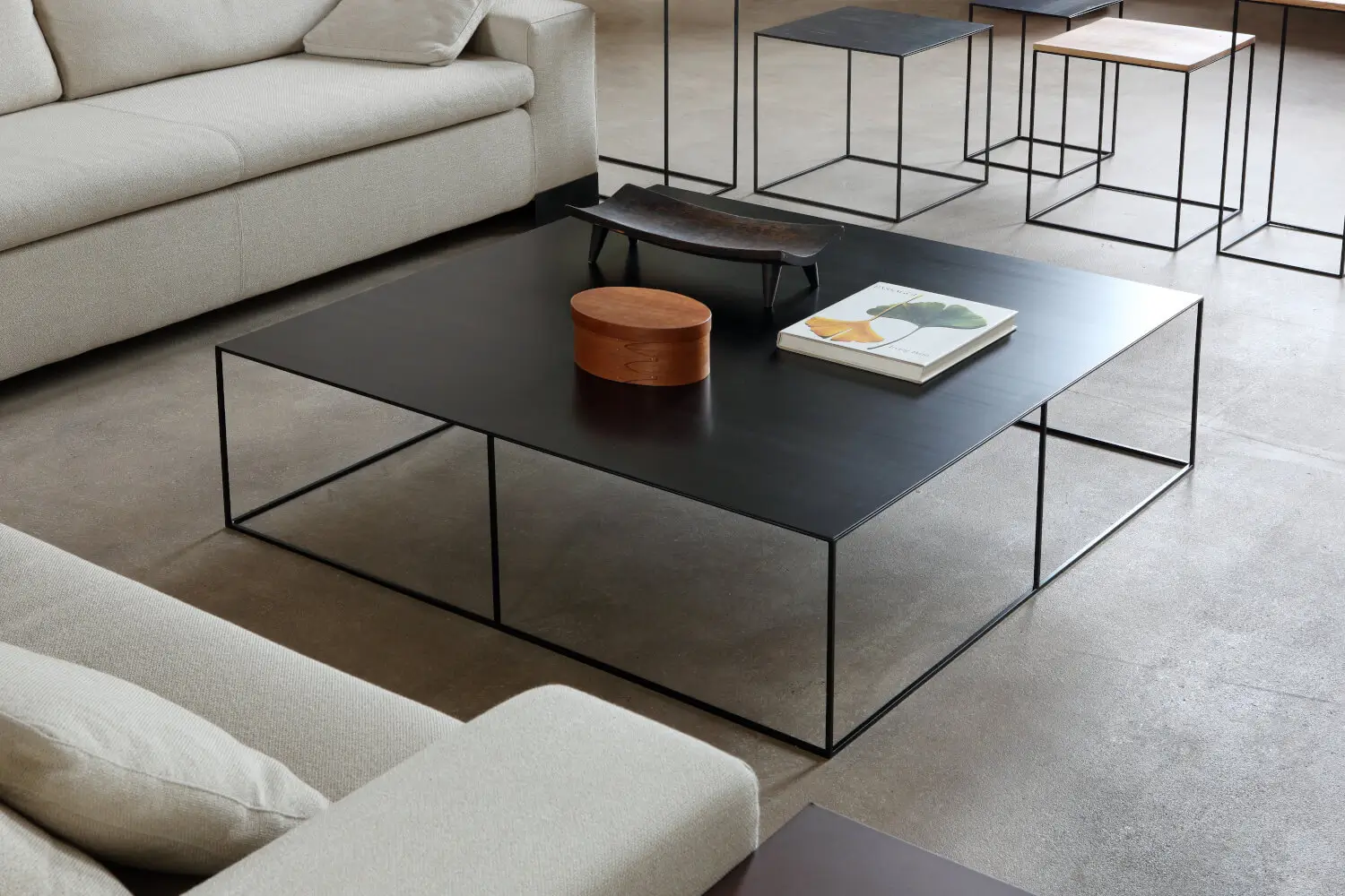Zeus Slim Irony Couchtisch als hochwertiges Designmöbel in einem modernen Wohnraum.