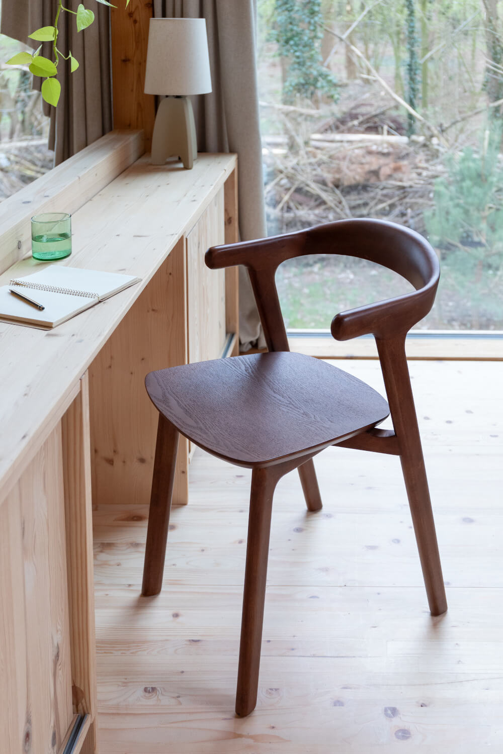 Zuiver Northwood Stuhl aus nachhaltigem Holz, ergonomisch geformt, minimalistisches Design im japanischen Stil