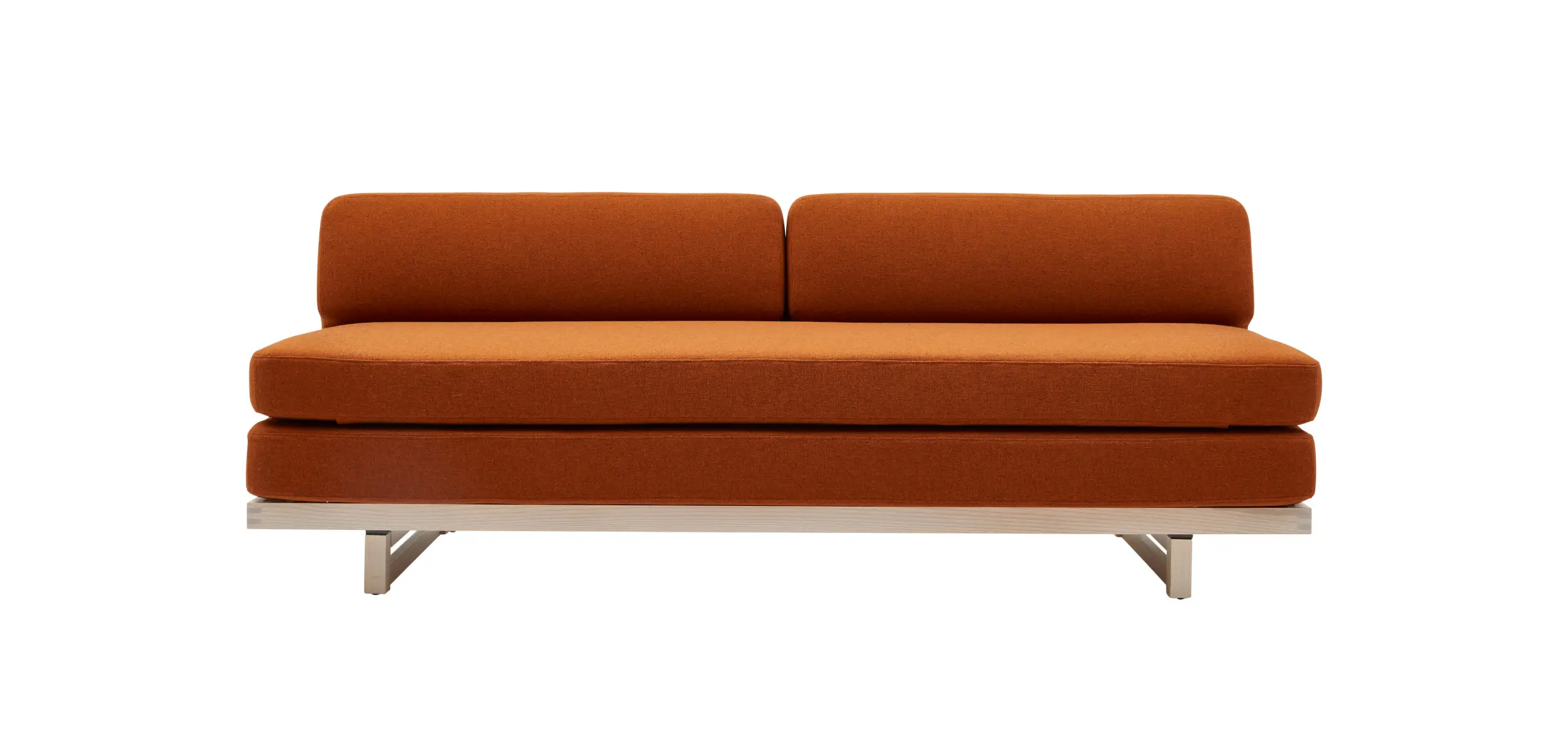 Softline Zenzo Sofa in Orange aus vorderer Perspektive mit durchgehender gepolsterter Sitzfläche, zwei Rückenkissen und sichtbarem hellem Holzgestell.