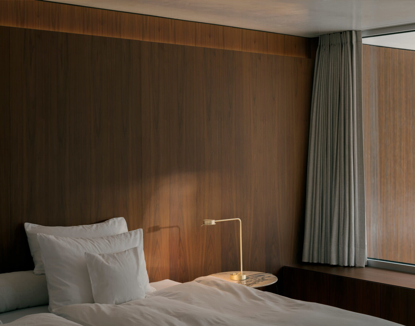w102 Chipperfield Tischleuchte, brass
