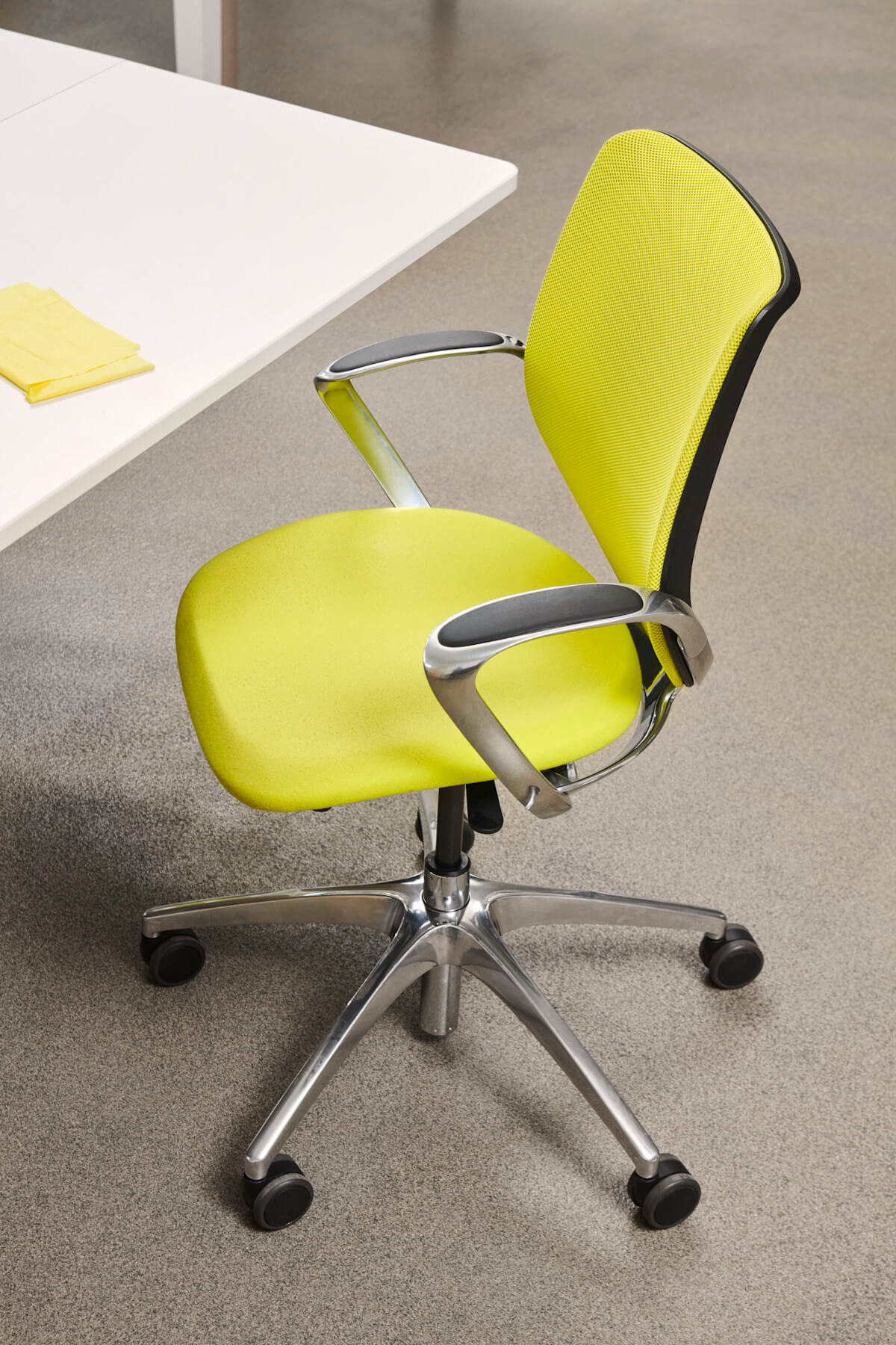 Professioneller Bürostuhl mit Netzrücken, ergonomischer Form und hohem Sitzkomfort