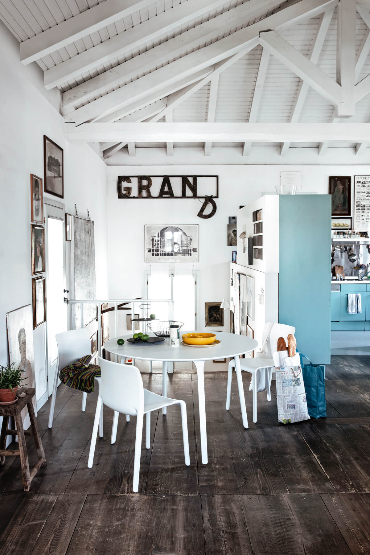 Schwarzer Magis First Stuhl mit elegantem Gestell, komfortabel, funktional – ideal für Esszimmer oder Büro