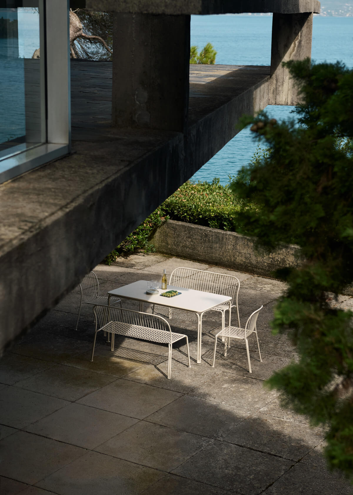 &Tradition Thorvald SC111 Outdoor Gartenbank Ivory, pulverbeschichteter Stahl, langlebig und stilvoll