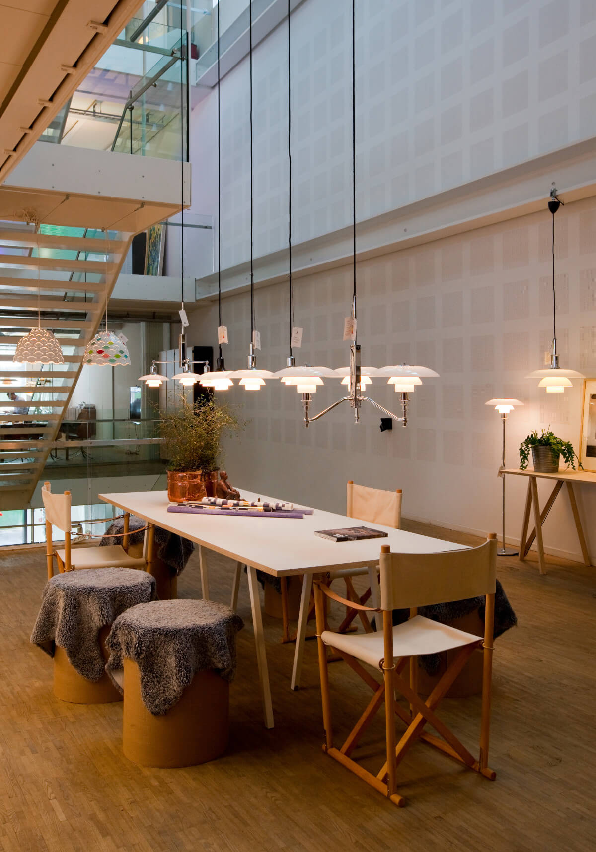 Louis Poulsen PH 3/2 Academy Pendelleuchte mit Opalglas und Messing, blendfreies Licht im zeitlosen Design.