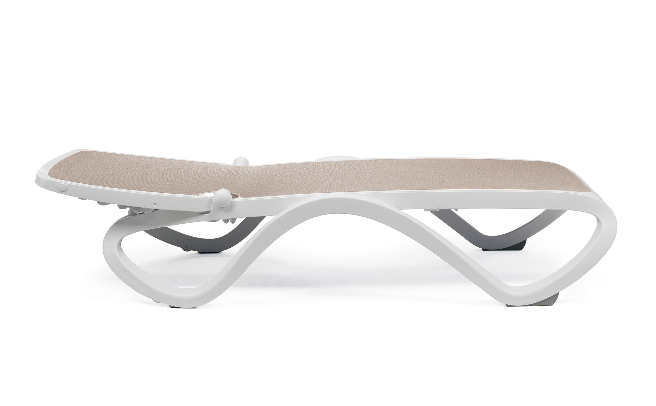 Nardi Omega Gartenliege auf sonniger Terrasse, leicht, wetterfest und langlebig – stilvolles italienisches Outdoor-Design