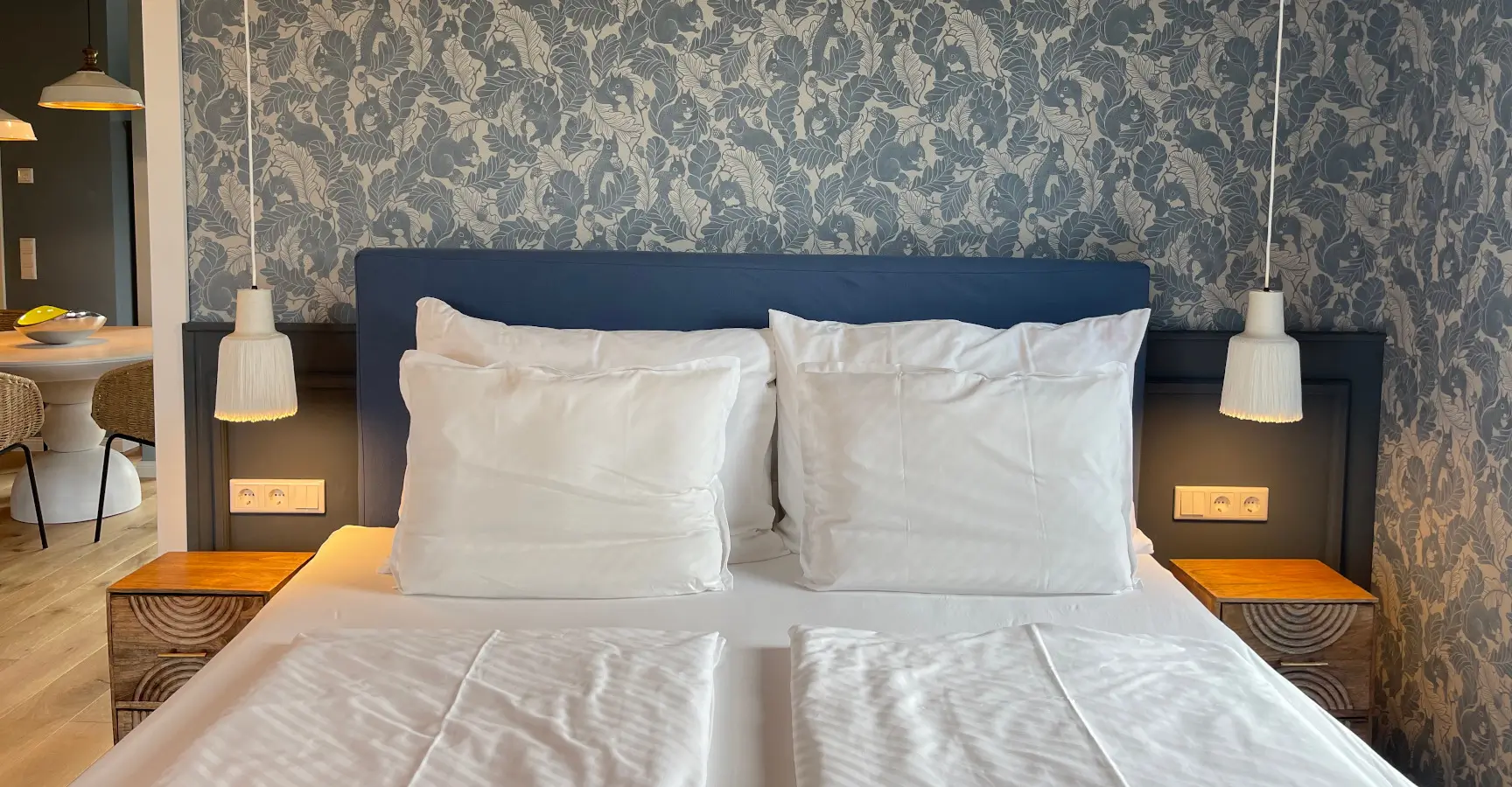 alwine-landhaus-spreewiesen-fraumaier-pascha-pendelleuchte-kupfer-hotelzimmer.webp?width=3000