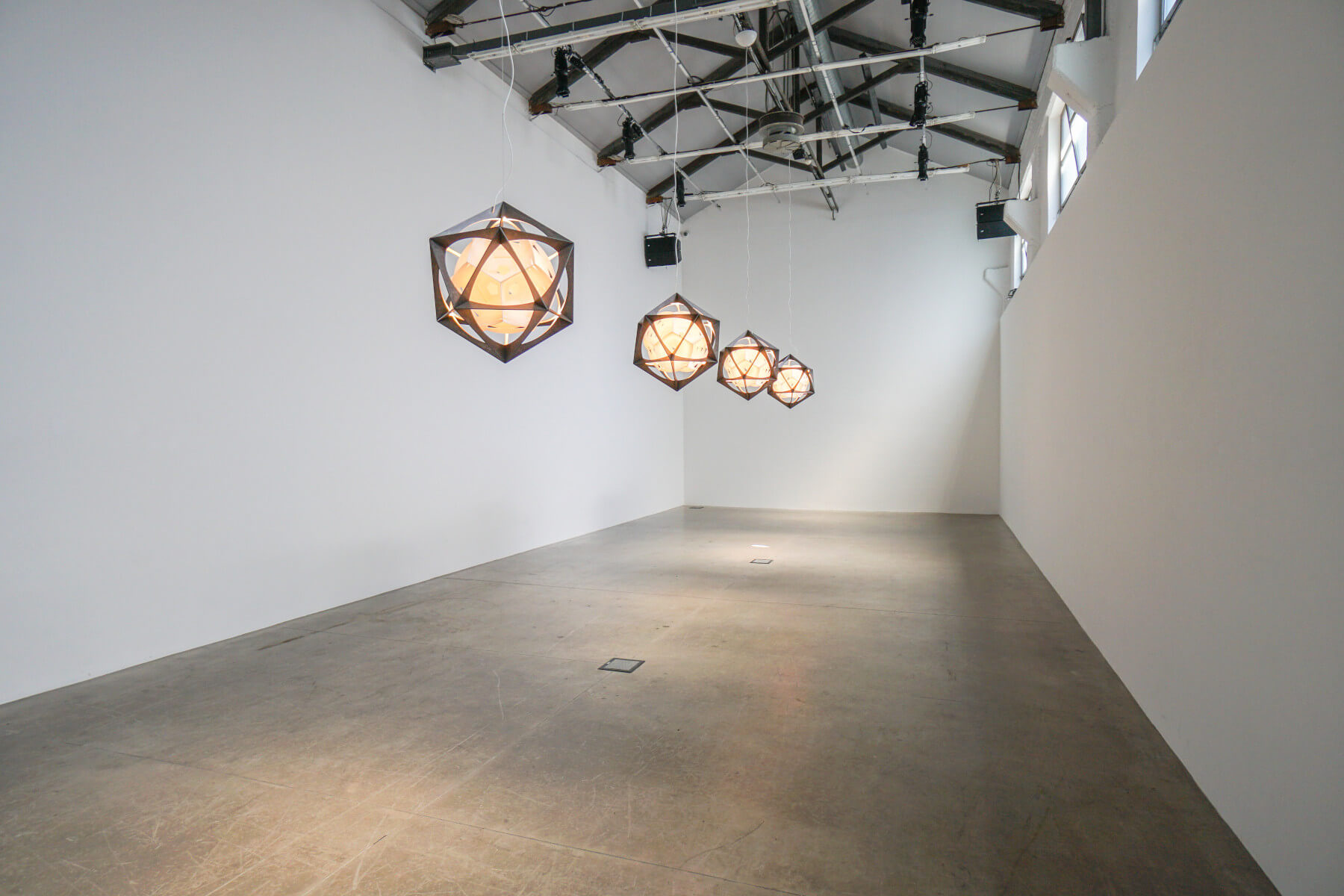 Louis Poulsen OE Quasi Light – außergewöhnliche LED-Hängelampe mit symmetrischer Lichtverteilung.