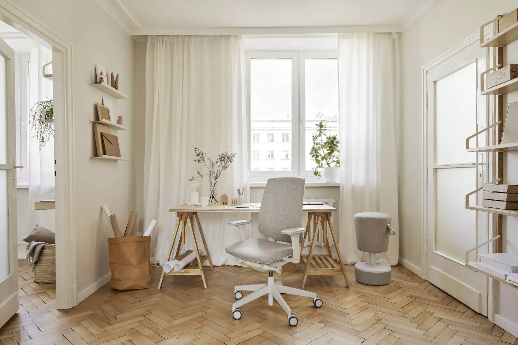 Profim LightUp Bürostuhl an einem Schreibtisch im hellen Homeoffice