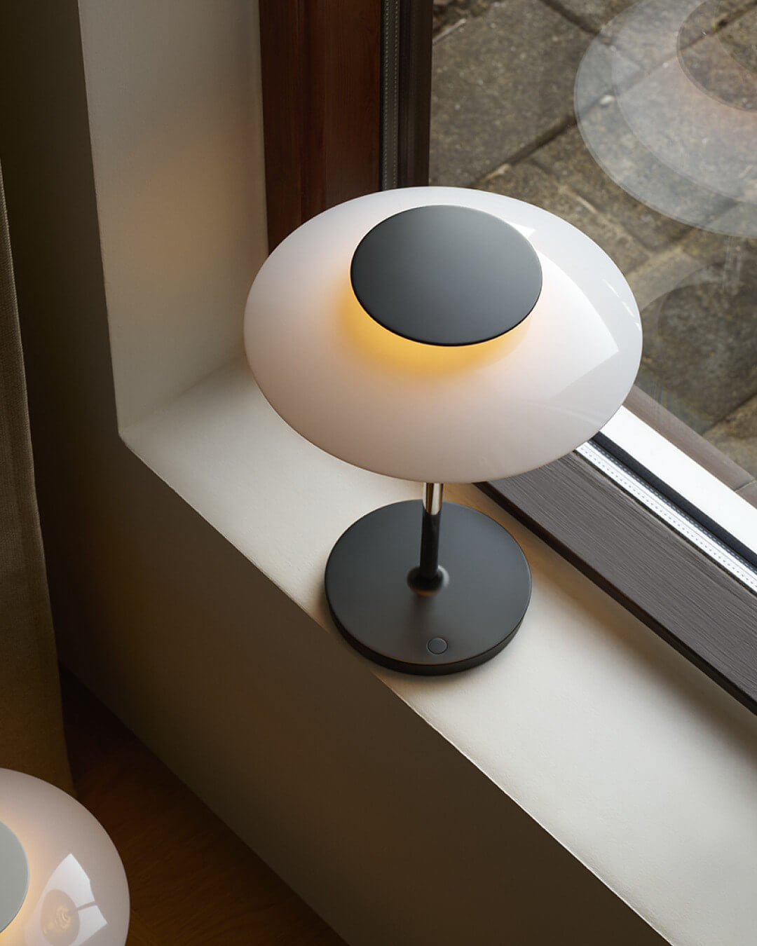 Elegante PH 80 Portable Lampe von Louis Poulsen, LED-Leuchte mit modernem Design für drinnen und draußen.