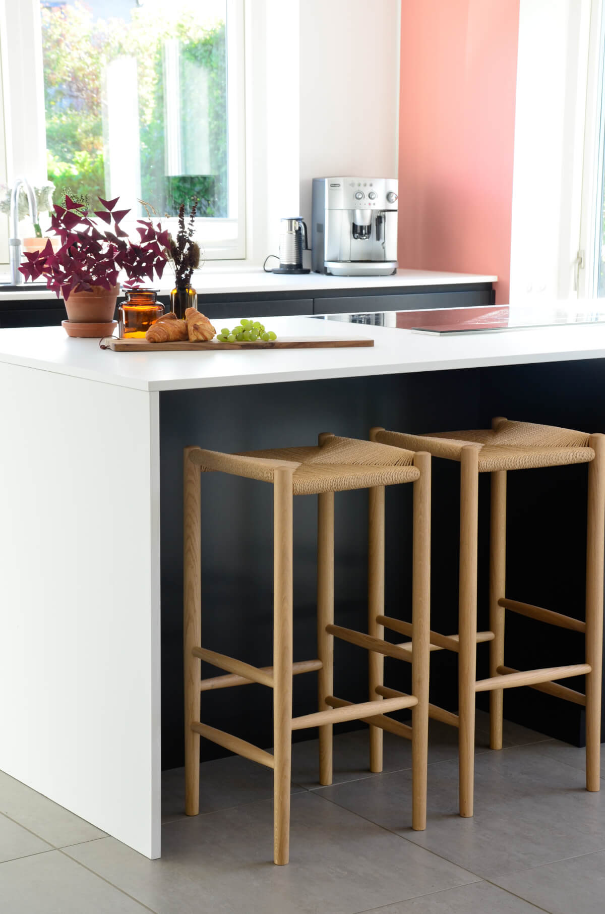 FDB Møbler J164B Barhocker im modernen Küchen- oder Bartresenbereich, funktional, elegant und langlebiges dänisches Design