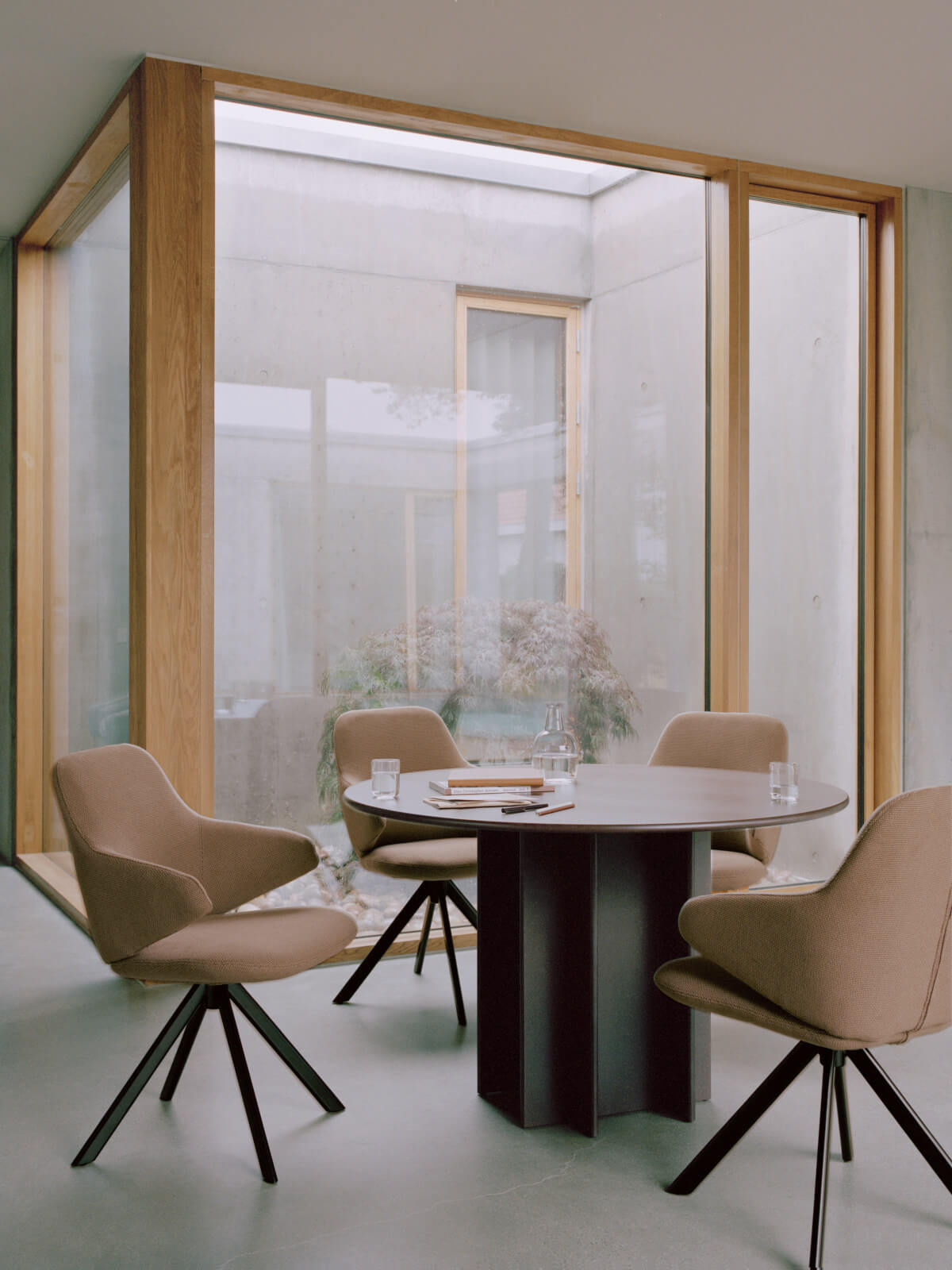 Nuuk Drehsessel Softline, moderner Polstersessel mit Drehfuß, ideal für Lounge und Wohnbereich