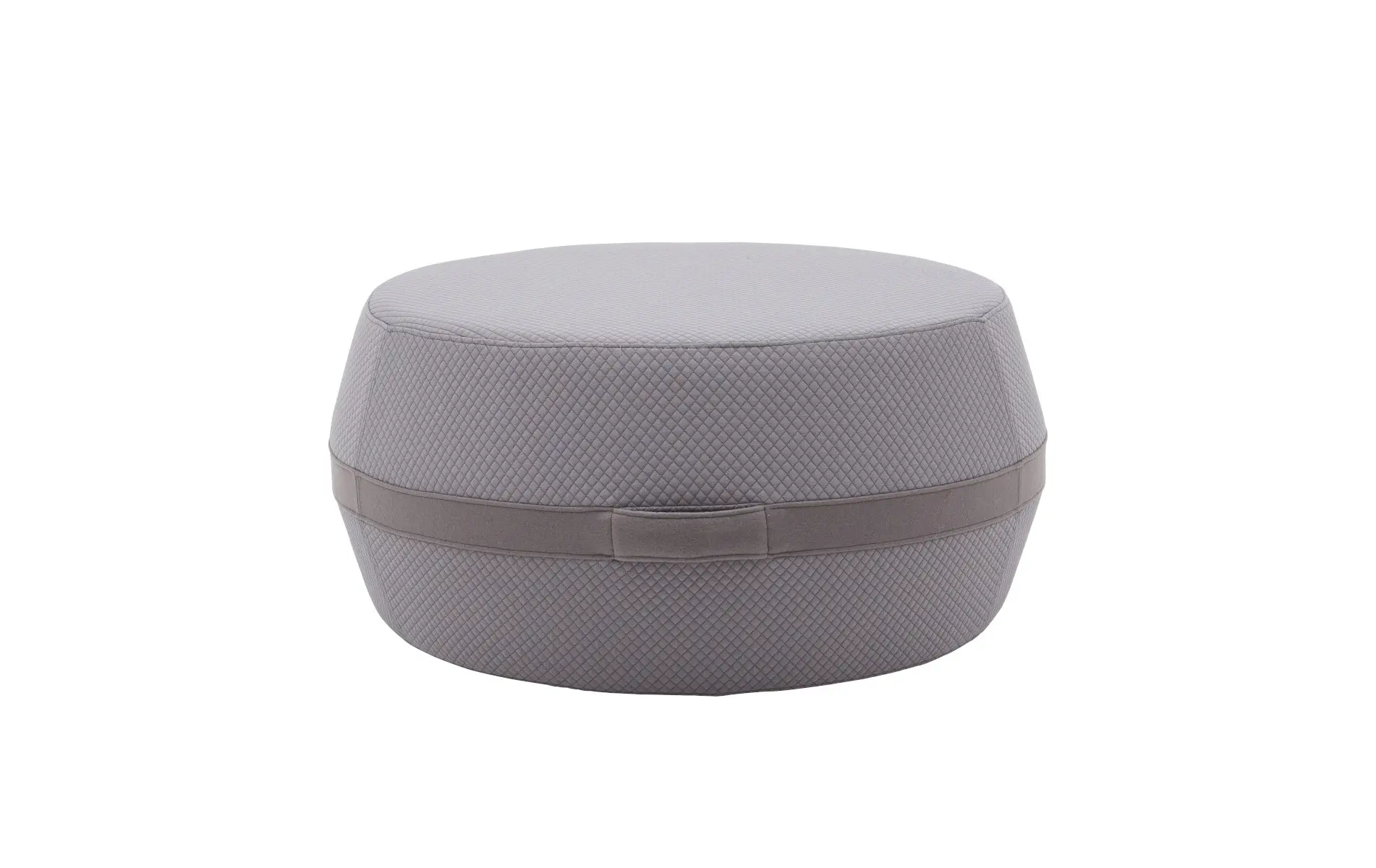 Softline Lisbon Hocker Large in Grau aus vorderer Perspektive mit runder, gepolsterter Form, strukturiertem Bezug und umlaufendem Band.