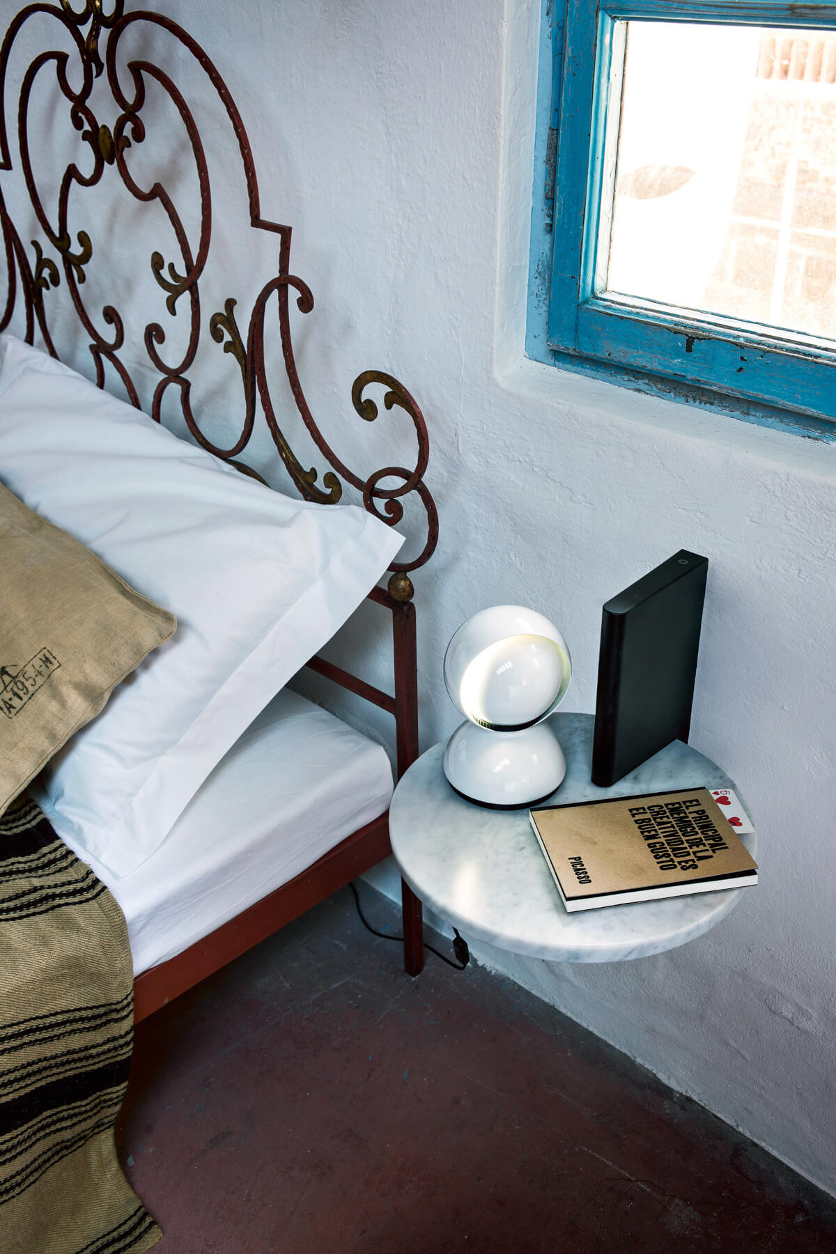 Spike The Wild Bunch Wandregal von Magis, elegant, robust und dekorativ – ideal für Bücher oder Accessoires