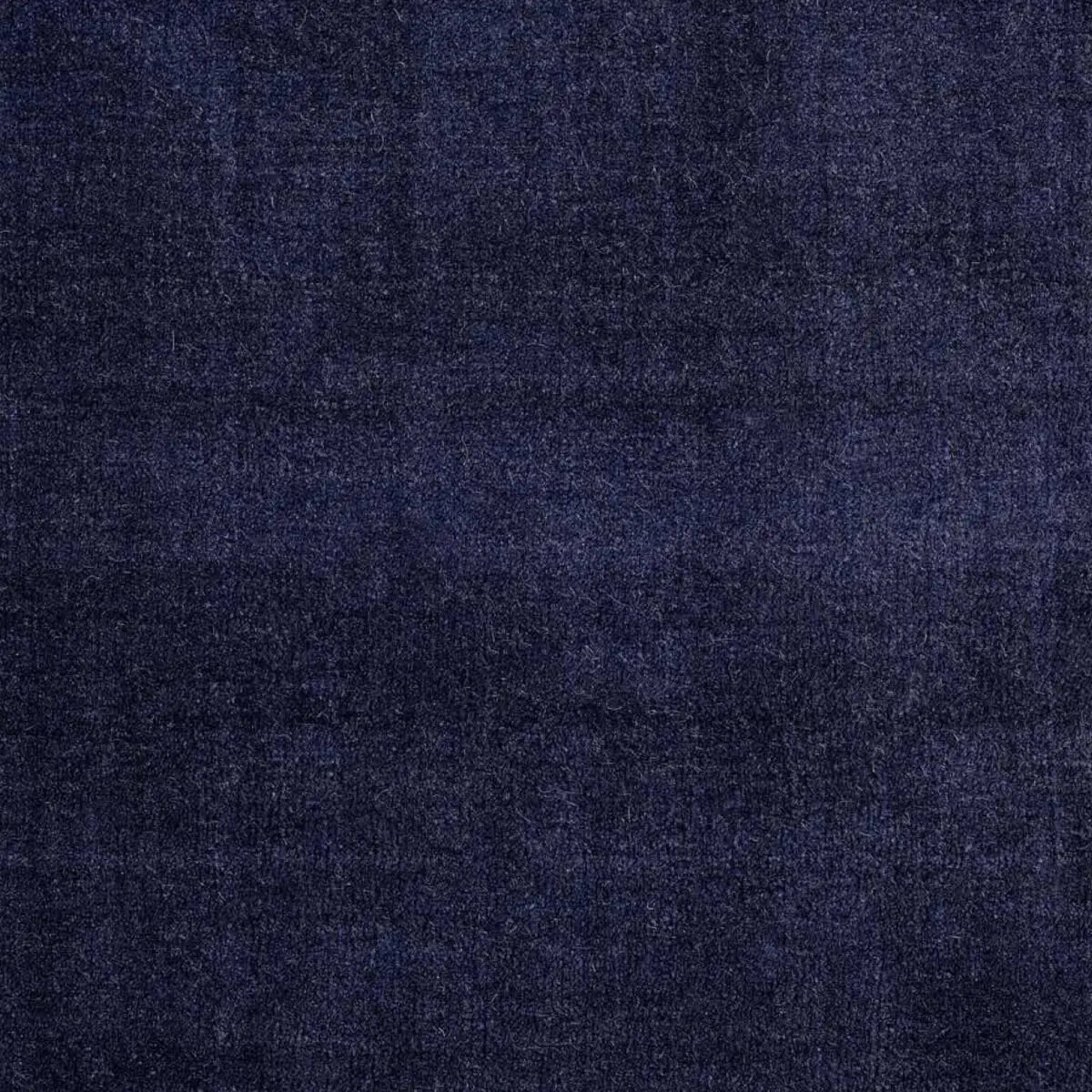 Detailaufnahme des Massimo Copenhagen Earth Bamboo Teppichs in Vibrant Blue mit dichter Oberflächenstruktur und feinen dunkelblauen Farbschattierungen.